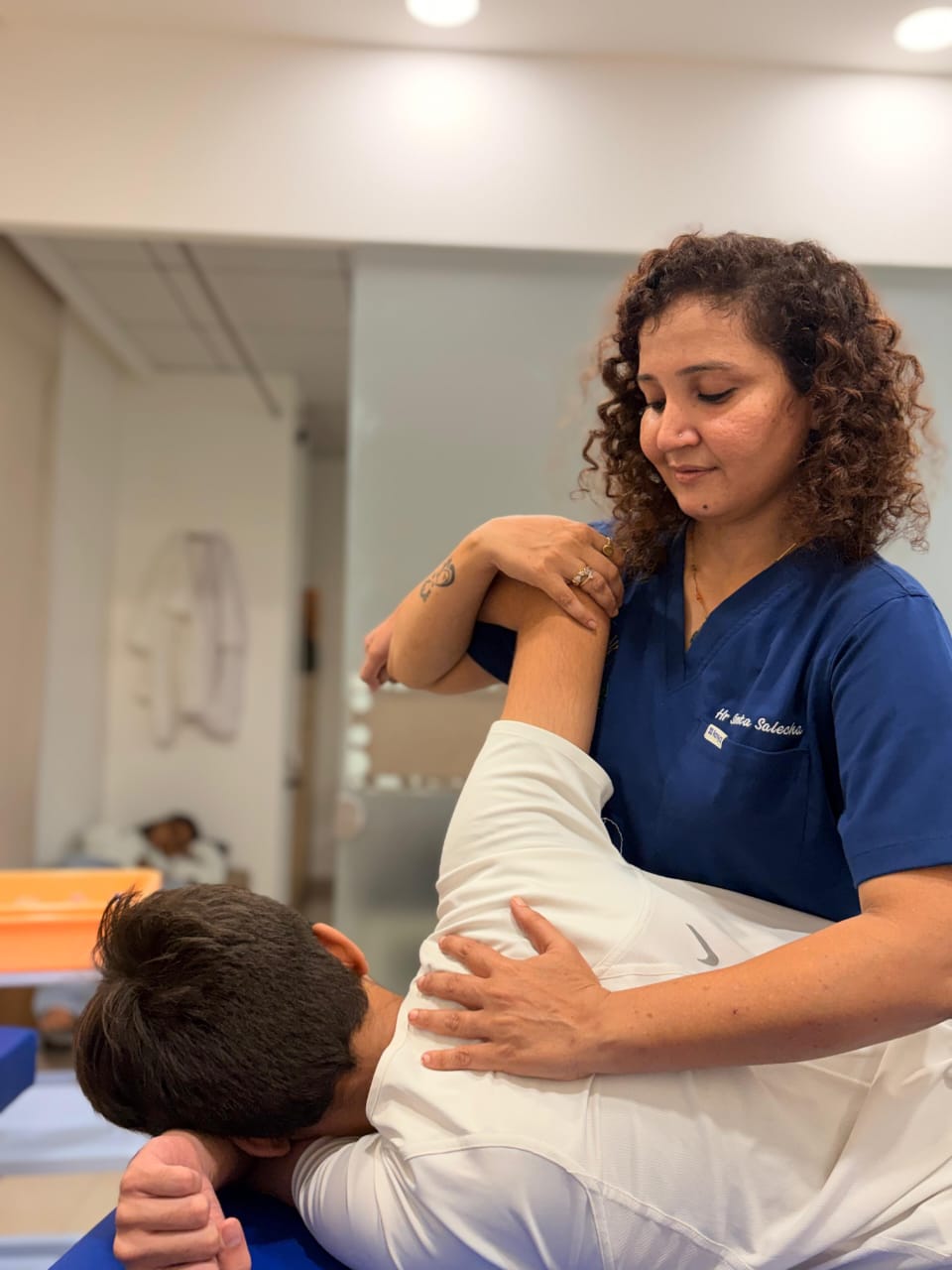 Physiotherapist providing exercise therapy in Surat clinic